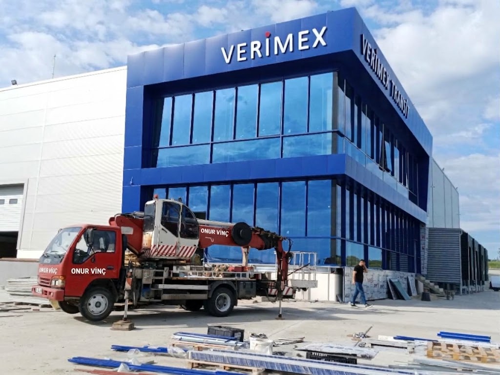 Onur Vinç sepetli vinç ile fabrika sahasında çalışma