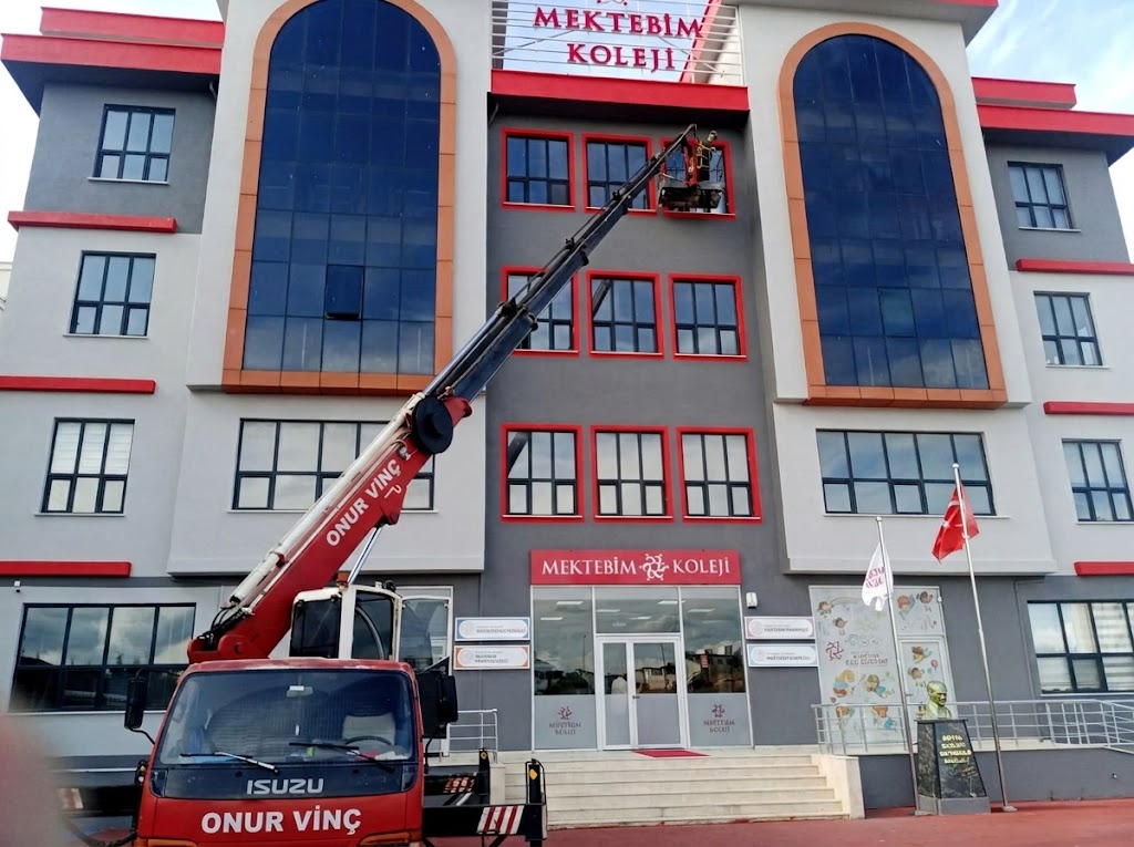 Onur Vinç okul binasında montaj çalışması